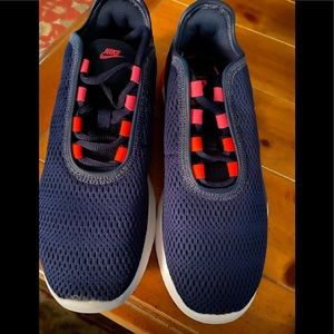 Nike women’s tennis shoes